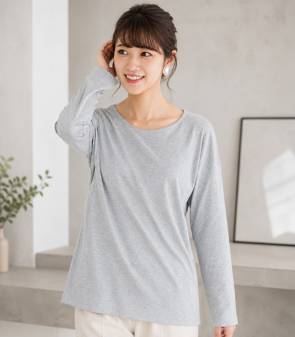 レーヨン混コットンが生み出す、ゆるっとしたシルエットのシンプルな