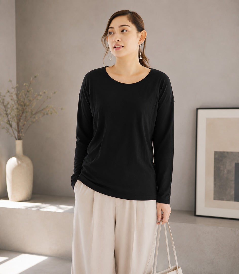 レーヨン混コットンが生み出す、ゆるっとしたシルエットのシンプルな